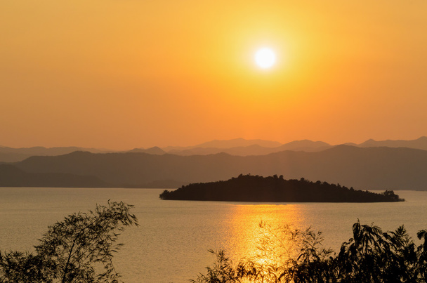 hoge hoek bekijken prachtig meer en eiland bij zonsondergang - Foto, afbeelding