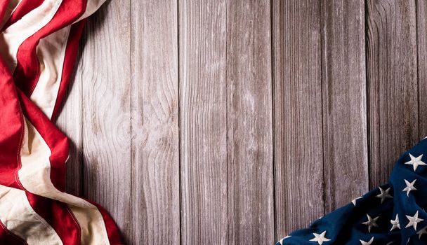 4 de julio feliz concepto del día de la independencia. Bandera americana vintage sobre fondo de madera vieja. - Foto, imagen
