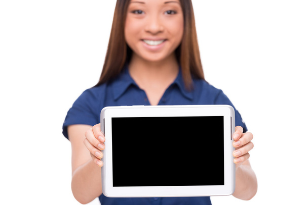 Asian woman showing her digital tablet - Zdjęcie, obraz