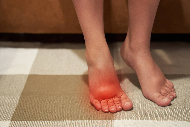 Οίδημα στα πόδια της γυναίκας κουρασμένος και πόνος στα πόδια, πρήξιμο κατά τη διάρκεια της εγκυμοσύνης - Φωτογραφία, εικόνα