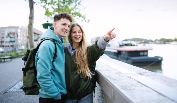 Happy young couple travelers in city on holiday, sightseeing. - Foto, imagen