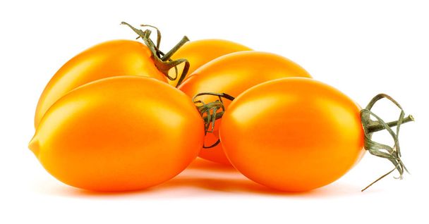 Mehrere schöne reife gelbe Tomaten sind auf weißem Hintergrund isoliert. - Foto, Bild