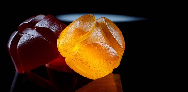Красивые разноцветные конфеты мармелад с отражением. - Фото, изображение
