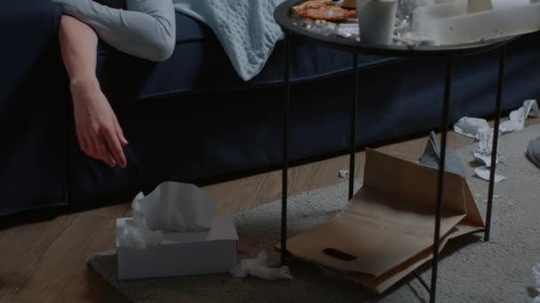 Donna depressa sdraiata da sola sul divano sensazione di stanchezza vulnerabile pianto debole - Filmati, video