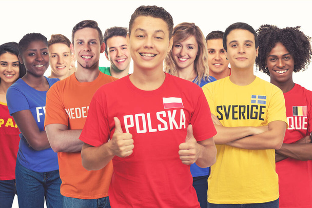 Feliz fanático del fútbol polaco con el grupo de otros partidarios europeos de Suecia, Bélgica, España y Francia - Foto, Imagen