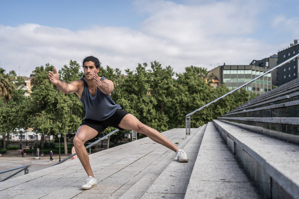 Sportovec dělá gymnastické cvičení na sílu svalů - Fotografie, Obrázek