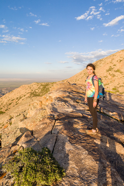 Люди в горах розглядають кам'яний пейзаж на заході сонця
 - Фото, зображення