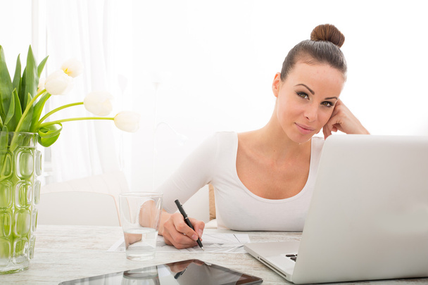 Jeune femme travaillant avec un ordinateur portable
 - Photo, image