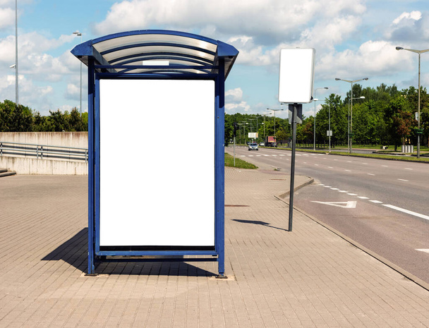 Arrêt de bus de ville avec un panneau d'affichage vide pour la publicité près de la route - Photo, image
