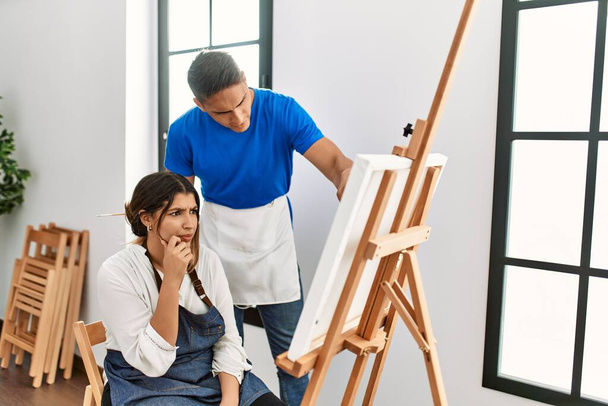 Profesor furioso con estudiante de pintura en la escuela de arte. - Foto, imagen