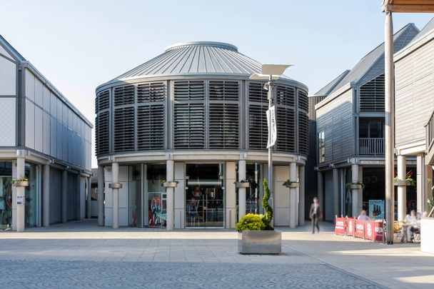 Modernos edificios en el centro comercial Bury St Edmunds, centro de la ciudad, Suffolk, Reino Unido
 - Foto, imagen