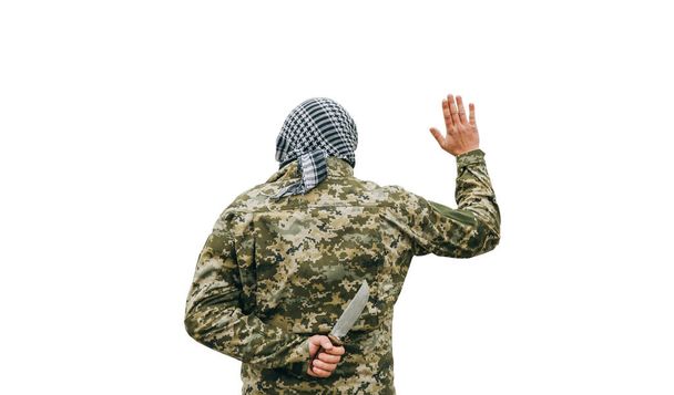Soldat isoliert auf weißem Hintergrund. Mann in Tarnuniform und kariertem keffiyeh shemagh bandana. Verrat an Feinden. Kriegskonzept. - Foto, Bild