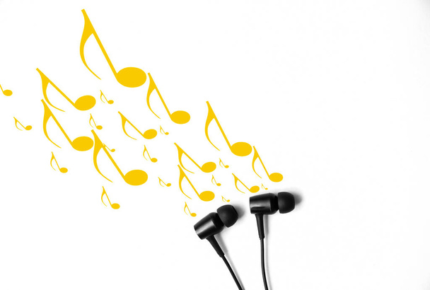 Sluchátka s poznámkami. Moderní hudební koncept. Audio technologie. - Fotografie, Obrázek