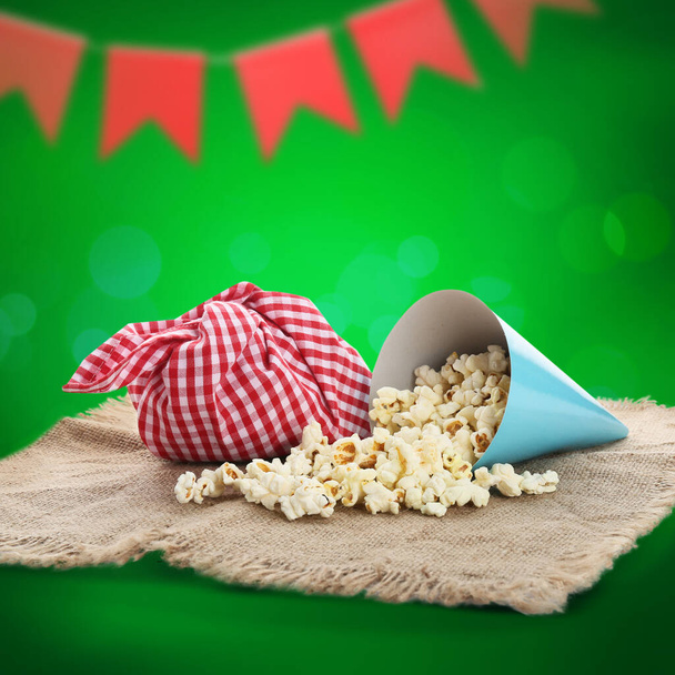 Party kartio popcorn ja nippu laukku väri tausta - Valokuva, kuva