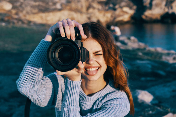 χαρούμενη γυναίκα φωτογράφος σε εξωτερικούς χώρους βραχώδη βουνά επαγγελματικό τουρισμό εργασίας - Φωτογραφία, εικόνα