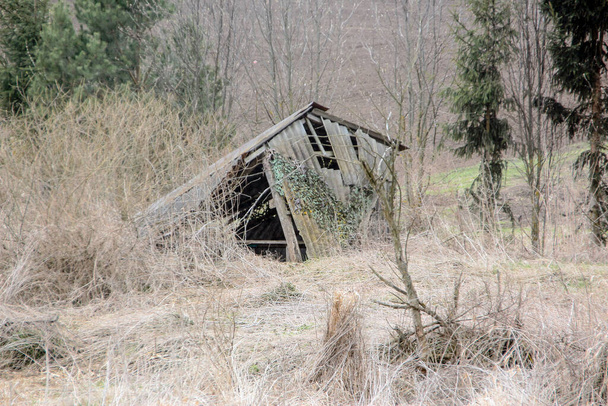 Ancien bâtiment délabré abandonné au bord d'un étang - Photo, image