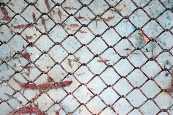 Vecchia maglia di metallo arrugginito su uno sfondo muro blu - Foto, immagini