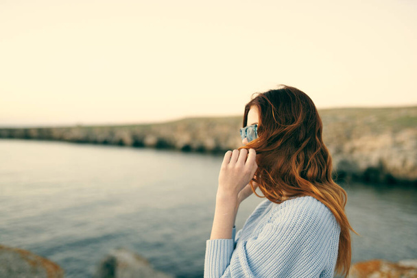 mulher com óculos ao ar livre paisagem ilha viagens - Foto, Imagem