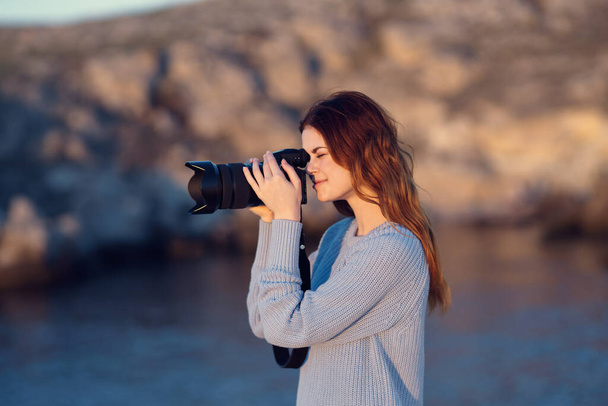 donna fotografo all'aperto paesaggio montagne rocciose viaggi - Foto, immagini