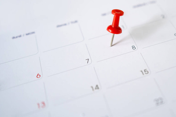 Kalender mit roter Nadel für den 8. Juni, markieren Sie das Datum der Veranstaltung mit einer Nadel. Selektiver Fokus. - Foto, Bild