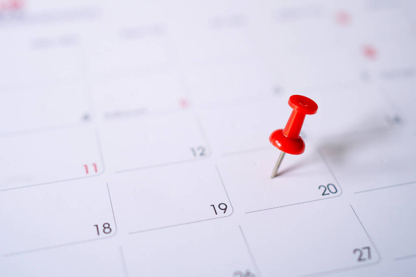 Ημερολόγιο με κόκκινες καρφίτσες στις 20, σηματοδοτήσει την ημερομηνία του γεγονότος με μια καρφίτσα. - Φωτογραφία, εικόνα