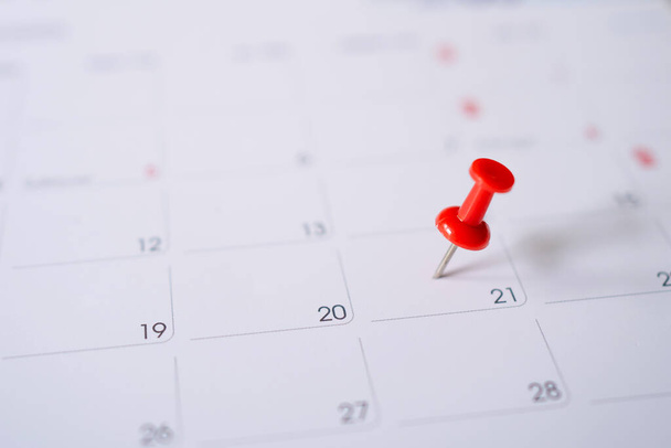 Calendario con alfileres rojos el día 21, con enfoque seleccionable. - Foto, imagen