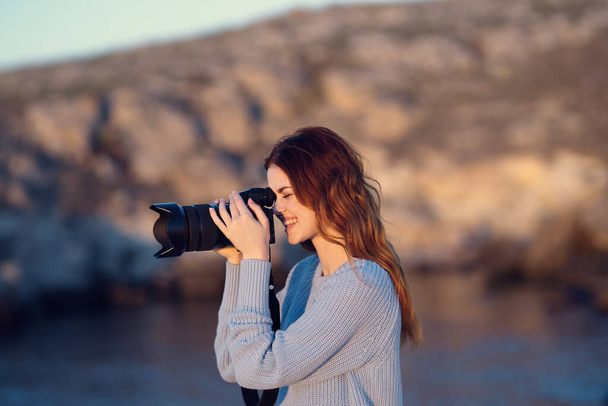 vrouw fotograaf buiten landschap rotsachtige bergen reizen - Foto, afbeelding