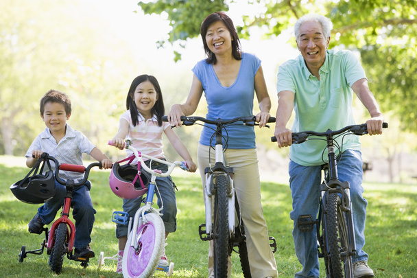 Grand-parents vélo équitation avec petits-enfants
 - Photo, image
