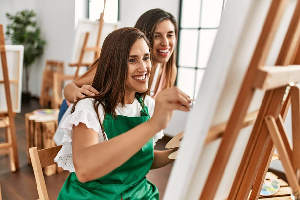 Студент і вчитель посміхаються щасливого живопису в художній школі
. - Фото, зображення