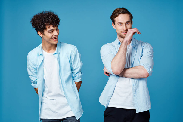 молоді чоловіки в однакових футболках і синіх сорочках спілкуються друзями
 - Фото, зображення