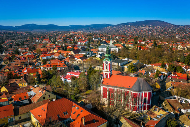 Szentendre, Ουγγαρία - Αεροφωτογραφία της πόλης Szentendre σε μια ηλιόλουστη μέρα με τον Σερβικό Ορθόδοξο Καθεδρικό Ναό του Βελιγραδίου με καθαρό γαλάζιο ουρανό - Φωτογραφία, εικόνα