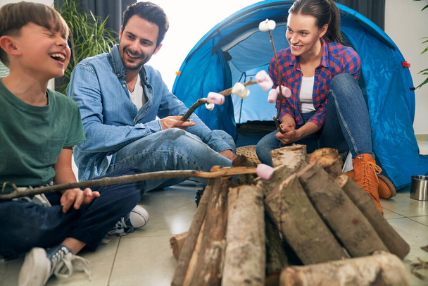 Happy família churrasco e camping na sala de estar - Foto, Imagem