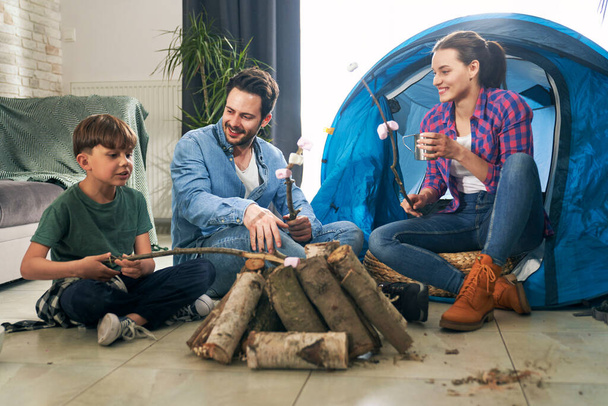 Família churrasco marshmallow e camping em casa                                - Foto, Imagem