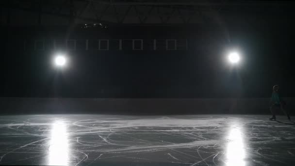 Professionele vrouwelijke schaatser oefent spin op indoor schaatsbaan Shot op 120 FPS Slow motion - Video