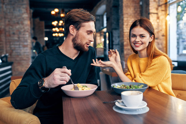 άνδρας και γυναίκα κάθονται σε ένα καφέ επικοινωνίας σνακ ειδύλλιο τρόπο ζωής - Φωτογραφία, εικόνα