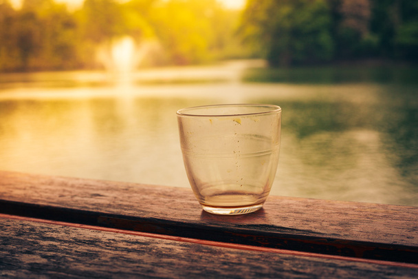 Пустой стакан у озера
 - Фото, изображение