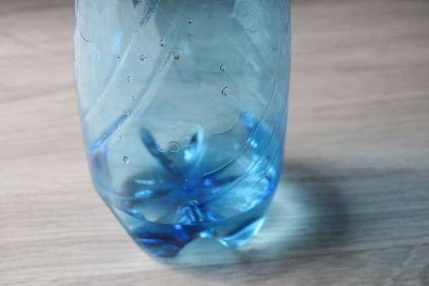 Botella de plástico azul con agua curativa - Foto, Imagen
