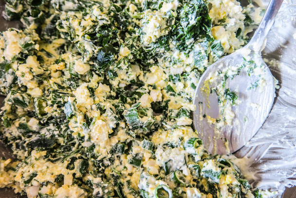 Deliziosa insalata con formaggio, uova e cipolle - Foto, immagini