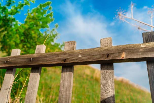 Красивый сельский пейзаж с деревянным забором - Фото, изображение