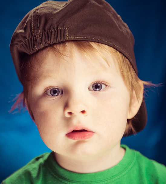schattige jongen in hoed - Foto, afbeelding