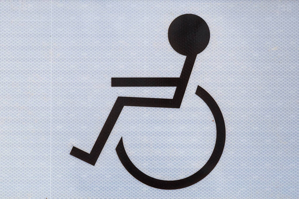 Vammaisten pysäköinti liikennemerkki. Tausta ja tekstikopiotila - Valokuva, kuva