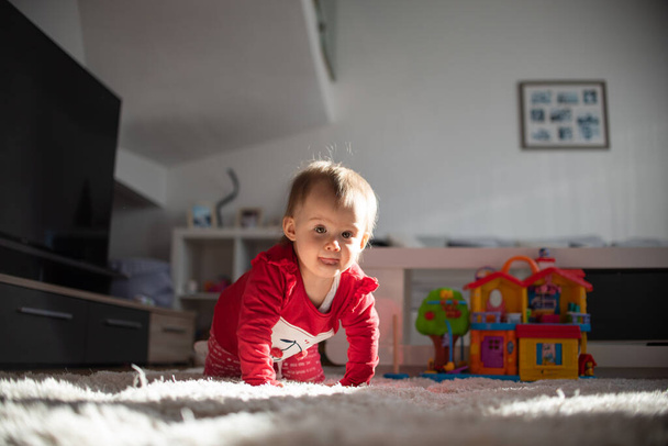 Portret dziecka na czworakach w jasnych pomieszczeniach - Zdjęcie, obraz