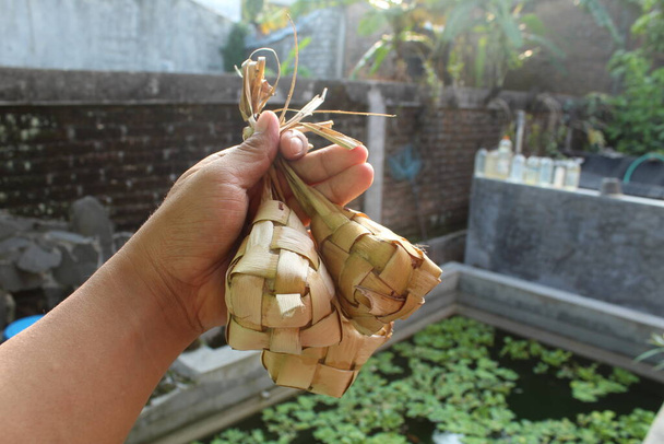 Ketupat vagy rizs gombóc egy helyi csemege az ünnepi szezonban. Szelektív fókusz. Tartalma tartalmaz krómtartalom zaj, fénysűrűség zaj, élezés zaj, vagy film gabona - Fotó, kép