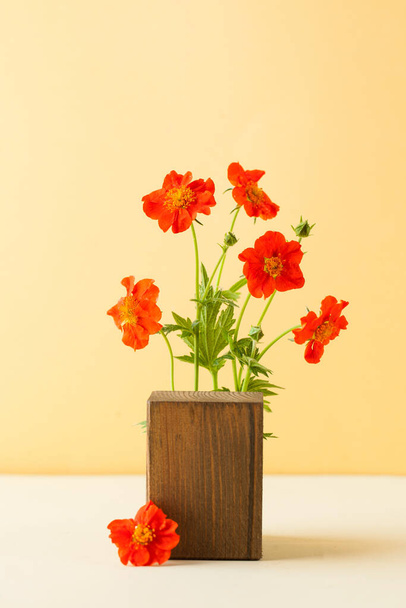 A wooden podium for the presentation of your product, surrounded by wildflowers. - Foto, immagini