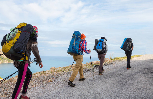 Groep backpackers wandelen in de bergen outdoor actieve levensstijl reizen avontuur vakanties reis vrijheid Zomer landschap Wandelconcept - Foto, afbeelding