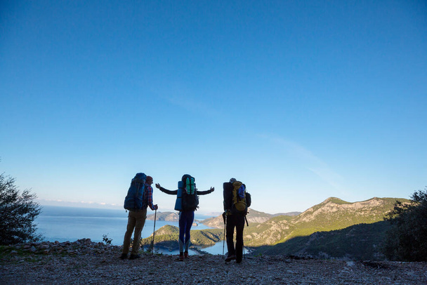 csoport hátizsákos túrázás a hegyekben szabadtéri aktív életmód utazás kaland nyaralás utazás szabadság Nyári táj Túrázás koncepció - Fotó, kép