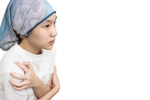 Азійська дівчинка з раком кістки, хвора жінка покриває голову тканиною, страждаючи від раку лейкемії, пригнічена пацієнтка почувається втомленою, болісною від лікування раку. - Фото, зображення