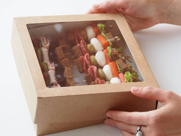establecer sándwiches en envases de cartón en porciones en la prestación de servicios de catering - Foto, imagen