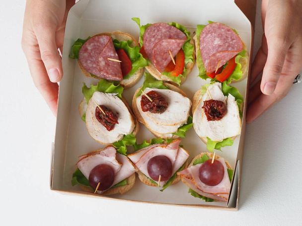establecer sándwiches en envases de cartón en porciones en la prestación de servicios de catering - Foto, Imagen