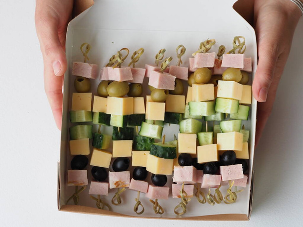 establecer sándwiches en envases de cartón en porciones en la prestación de servicios de catering - Foto, Imagen